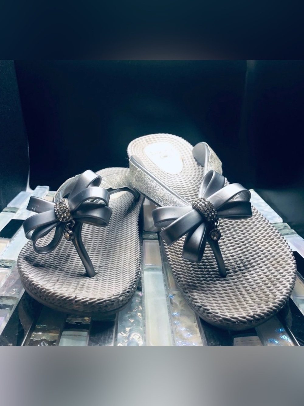 Women’s Silver flip flops w/ bows size 8 1/2 | some wear refer to pics